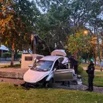 El carro empotrado fue asistido por autoridades, en plena Avenida Reforma, zona 10. ,PMT de Guatemala.