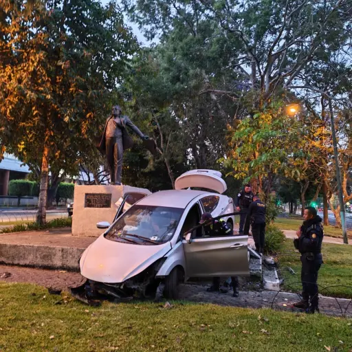 El carro empotrado fue asistido por autoridades, en plena Avenida Reforma, zona 10. ,PMT de Guatemala.