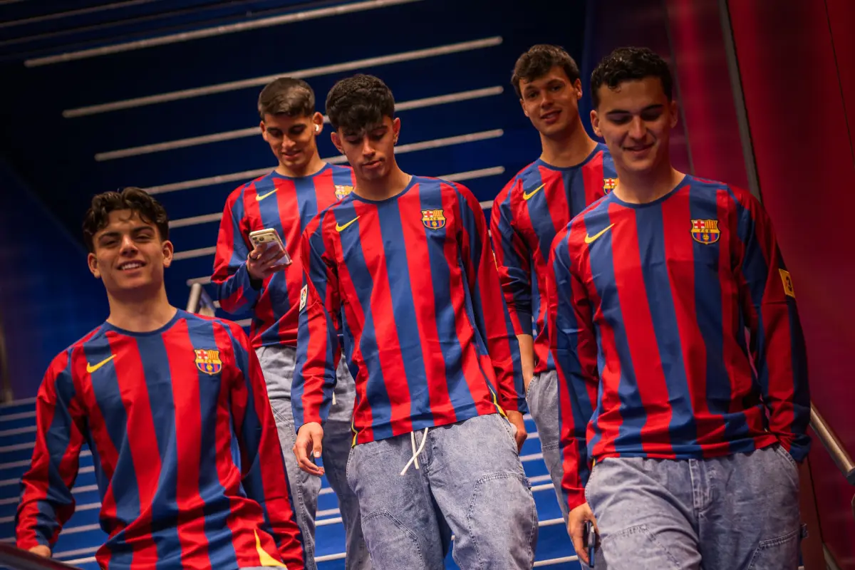 Barcelona rinde homenaje a Ronaldinho con camiseta especial - FC Barcelona