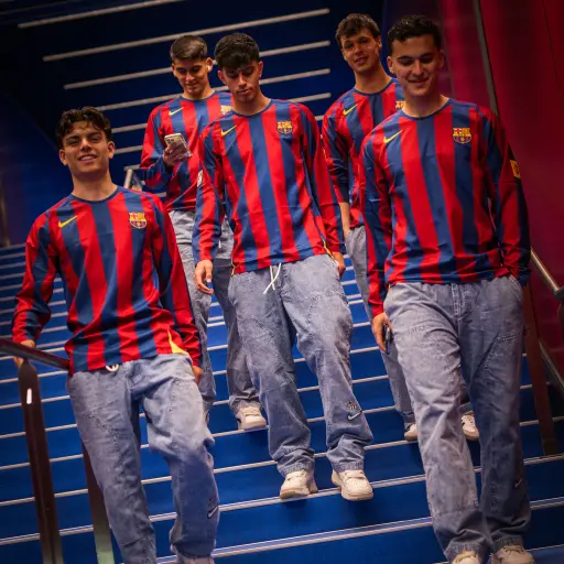 Barcelona rinde homenaje a Ronaldinho con camiseta especial - FC Barcelona