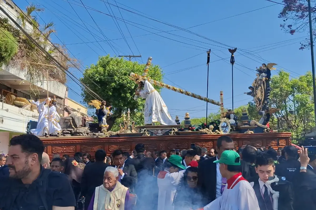 Fieles llevan en hombros a Jesús Nazareno Redentor de los Cautivos por las calles de la zona 1 capitalina., Alex Meoño.