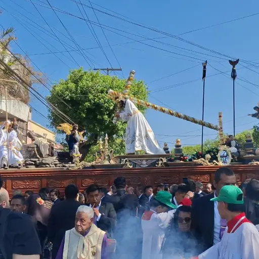 Fieles llevan en hombros a Jesús Nazareno Redentor de los Cautivos por las calles de la zona 1 capitalina. ,Alex Meoño.