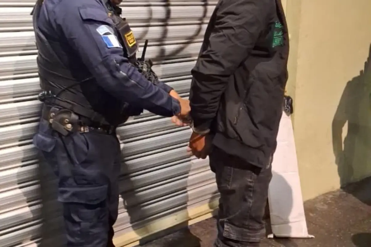 El sospechosos fue conducido hacia la Torre de Tribunales tras ser sorprendido en el acto., PNC de Guatemala.