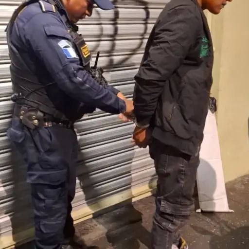 El sospechosos fue conducido hacia la Torre de Tribunales tras ser sorprendido en el acto. ,PNC de Guatemala.