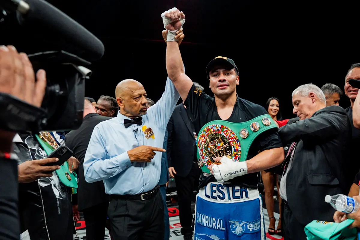 Lester Martínez celebra su victoria ante Immanuwel Aleem - ProBox TV
