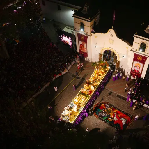 Miles de fieles abarrotaron la Iglesia de la aldea San Bartolomé de Becerra en Antigua Guatemala. ,Municipalidad de Antigua Guatemala.