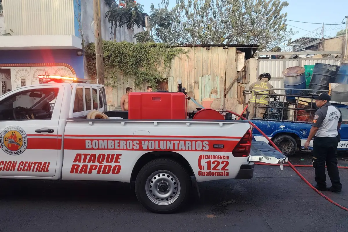 El conato de incendio quedó controlado en la zona 7 capitalina., Bomberos Voluntarios.