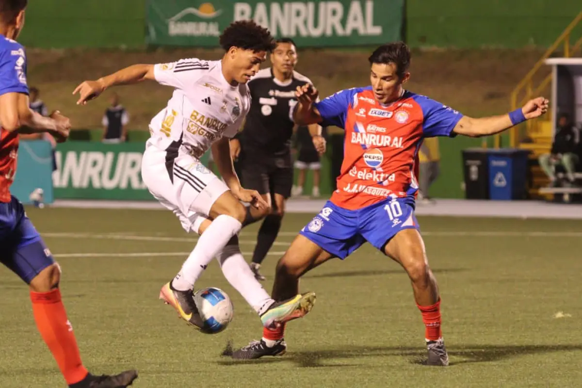 Partido entre Comunicaciones y Xelajú MC en el Estadio Cementos Progreso - Alex Meoño