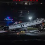 Avión y camión de bomberos chocan en aeropuerto La Guardia, en Nueva York ,EFE