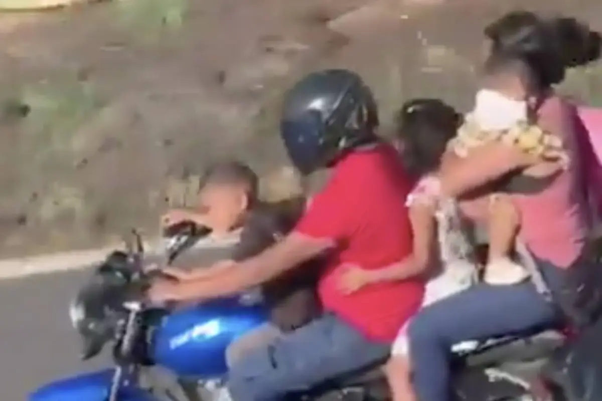 Cinco personas arriesgan su vida en una sola motocicleta en Palín-Escuintla., Captura de pantalla video de Facebook.