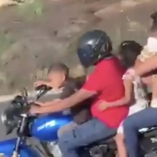 Cinco personas arriesgan su vida en una sola motocicleta en Palín-Escuintla. ,Captura de pantalla video de Facebook.