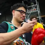 VIDEO. Aficionado se tatúa la firma de Lester Martínezt