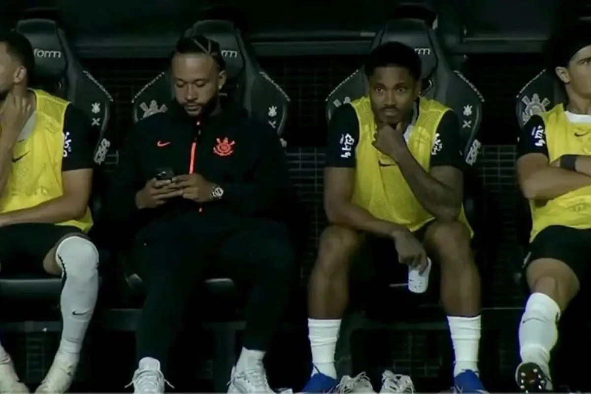 Captan a Memphis Depay usando su celular en pleno partido - RR.SS.