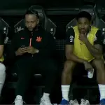 Captan a Memphis Depay usando su celular en pleno partidot