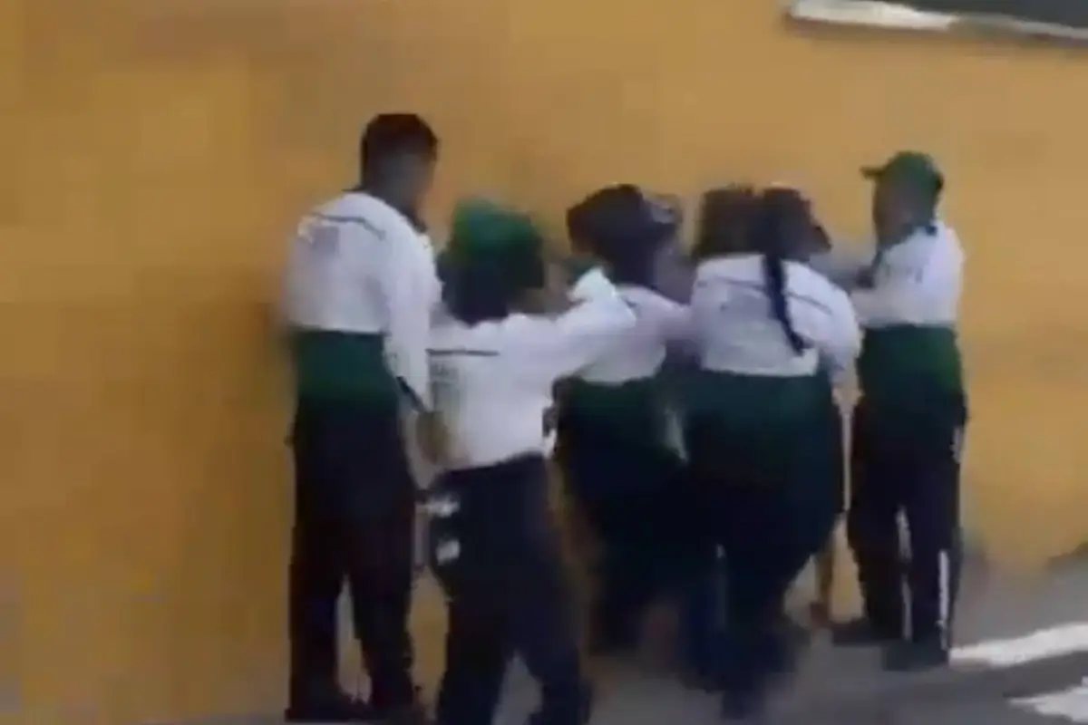 Vendedoras y policías se enfrentan en Antigua Guatemala, Captura de pantalla video de X.