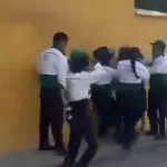 Grabación muestra cómo vendedoras y policías se agreden en Antigua Guatemalat