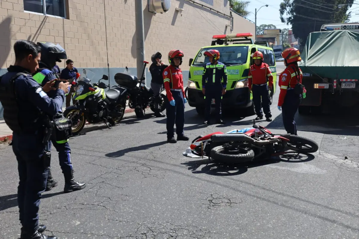 El conductor murió en el marco de una colisión con un camión en zona 10., Bomberos Municipales