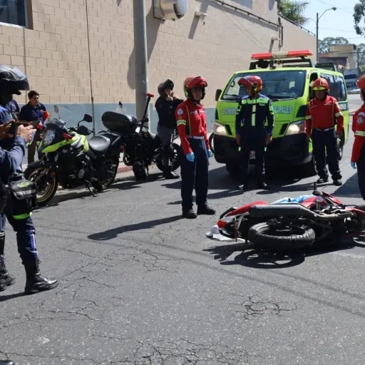 El conductor murió en el marco de una colisión con un camión en zona 10. ,Bomberos Municipales