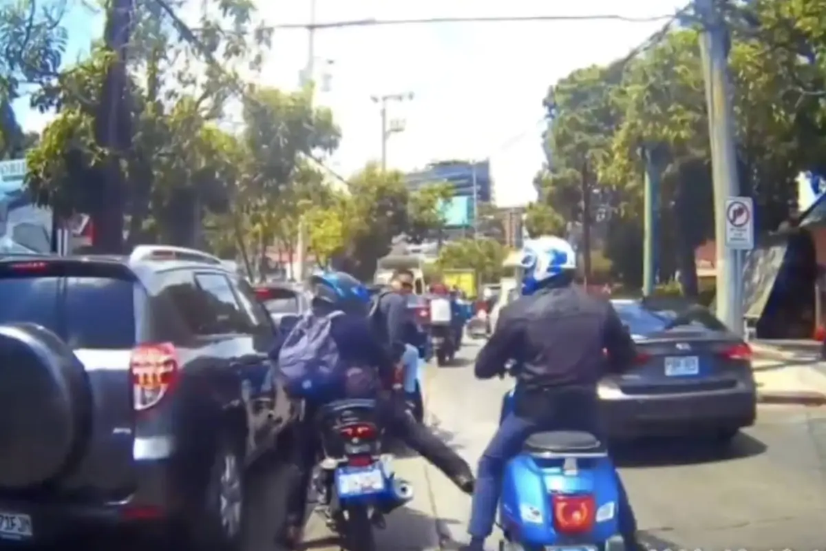Motoristas protagonizan pelea., Captura de pantalla video de X.