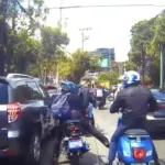 Sin bajarse de sus vehículos, motoristas se van a los golpes en pleno tránsito de zona 10 (VIDEO)t