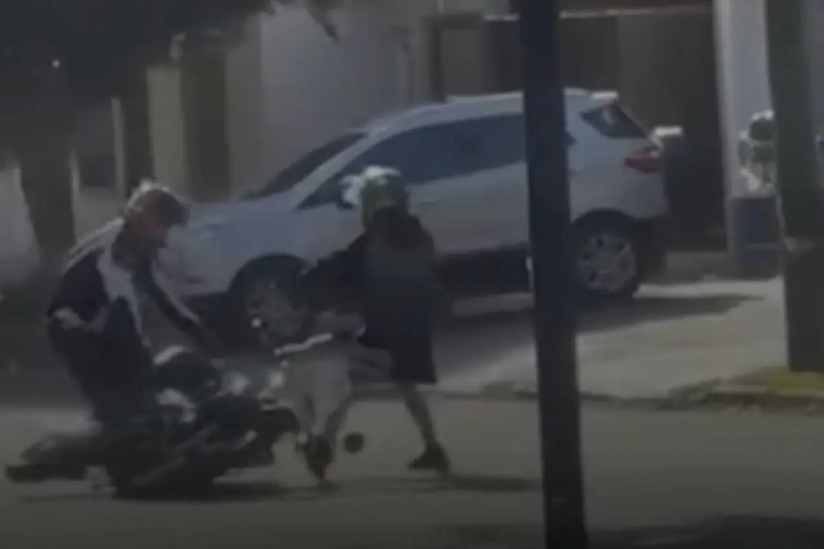 Imágenes virales evidencian asalto armado contra motorista en plena vía., Captura de pantalla video de X.