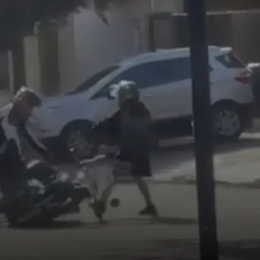 Imágenes virales evidencian asalto armado contra motorista en plena vía. ,Captura de pantalla video de X.