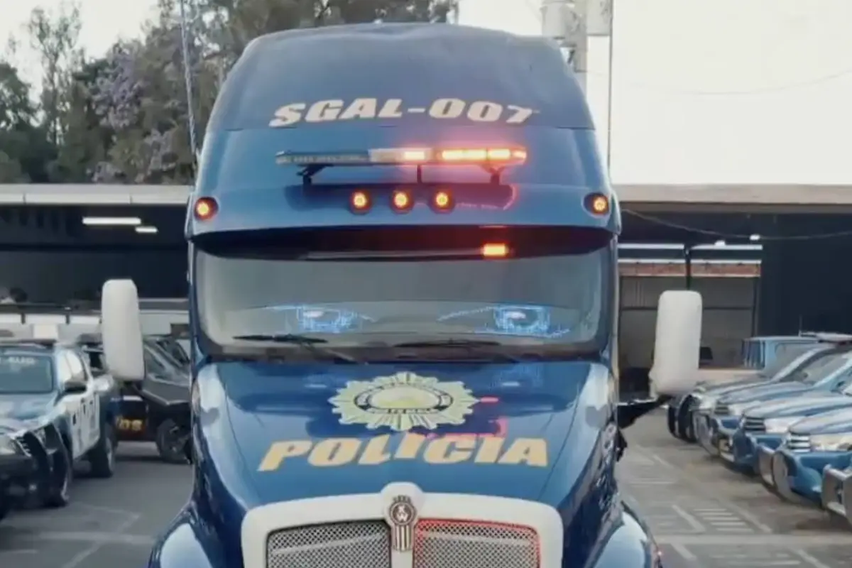 Video de la PNC deja mensaje contundente para pilotos de transporte pesado., Captura de pantalla video de X.