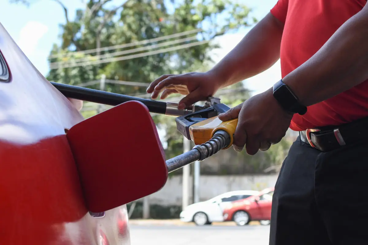 Una persona abastece de gasolina un vehículo en Ciudad de Guatemala., EFE