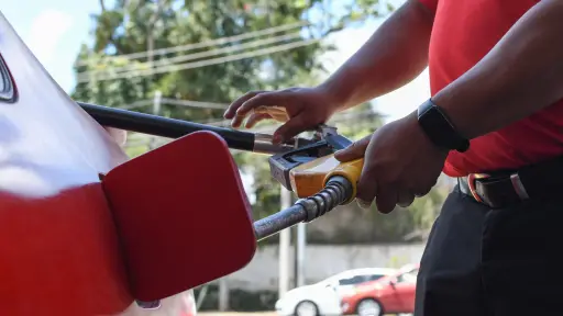 Una persona abastece de gasolina un vehículo en Ciudad de Guatemala. ,EFE