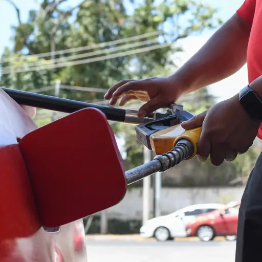 Una persona abastece de gasolina un vehículo en Ciudad de Guatemala. ,EFE