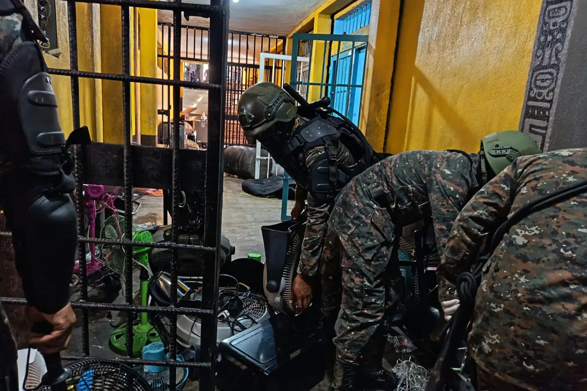 Personal militar participa en una requisa en la cárcel “Los Jocotes”, en Zacapa., Ejército de Guatemala