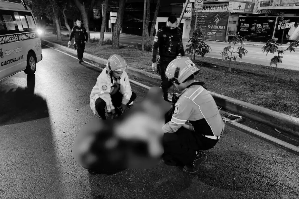 Paramédicos reportaron que el joven de unos 25 años falleció por politraumatismo general., Bomberos Municipales. 