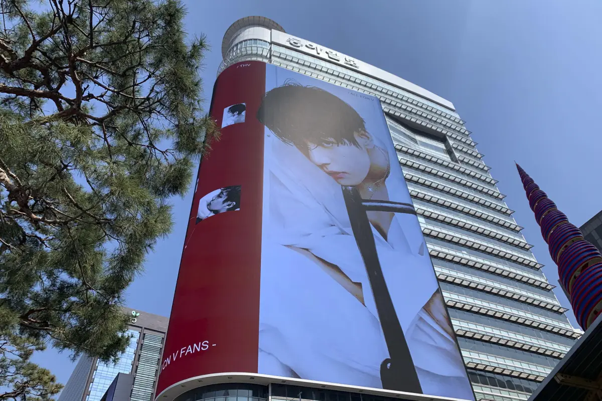 SEÚL (Corea del Sur), 21/03/2026, - Una pantalla gigante muestra la foto de un integrante de la superbanda de K-pop BTS antes de su concierto de este sábado en la plaza de Gwanghwamun, en el centro de Seúl