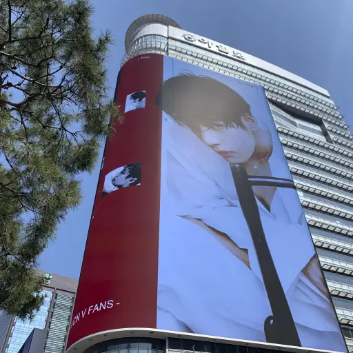 SEÚL (Corea del Sur), 21/03/2026 ,- Una pantalla gigante muestra la foto de un integrante de la superbanda de K-pop BTS antes de su concierto de este sábado en la plaza de Gwanghwamun, en el centro de Seúl