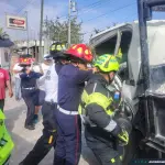 Rescatan a chofer tras choque en ruta al Atlánticot