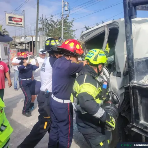 Los rescatistas atendieron al herido y lo llevaron a la emergencia de un centro asistencial. ,Bomberos Municipales Departamentales. 