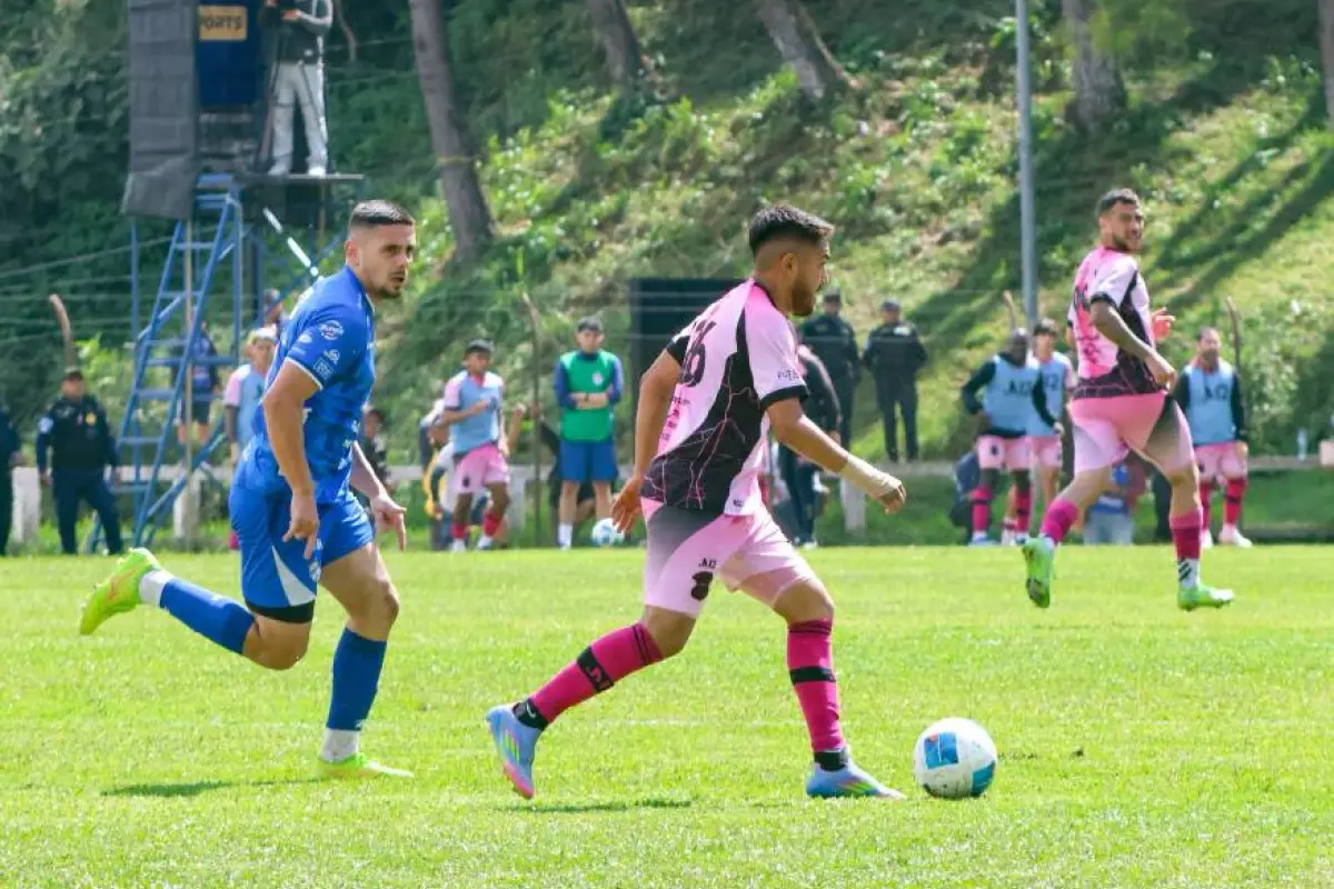 Acción del Cobán Imperial vs. Mixco en el estadio José Ángel Rossi