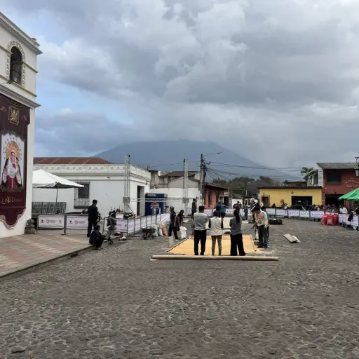Cientos de fieles ya elaboran las alfombras para Jesús Nazareno de la Caída en Antigua Guatemala. ,Redes sociales.