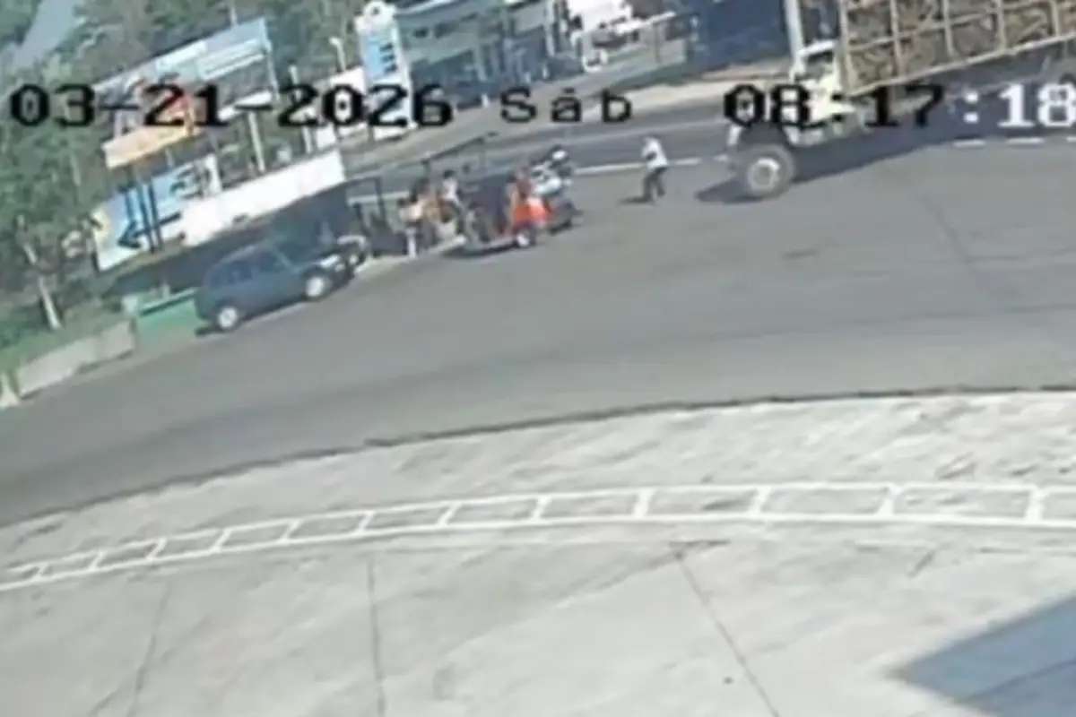 El transporte pesado se descontroló e impactó con varios obstáculos., Captura de pantalla.