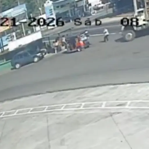 El transporte pesado se descontroló e impactó con varios obstáculos. ,Captura de pantalla. 