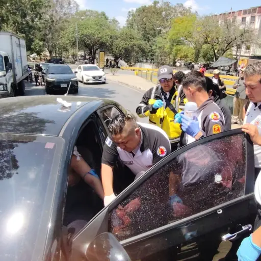 Los resatistas confirmaron que el automovilista tenía múltiples heridas de bala. ,Bomberos Voluntarios.
