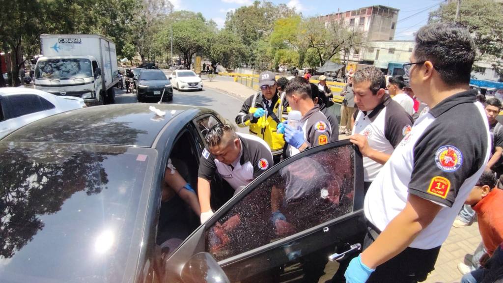 Automovilista y motorista heridos tras tiroteo y accidente en El Trébol | Bomberos Voluntarios