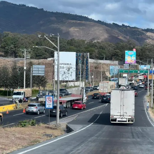 Las autoridades de tránsito de Villa Nueva pidieron precaución por el aumento de vehiculos con dirección sur. ,PMT de Villa Nueva.