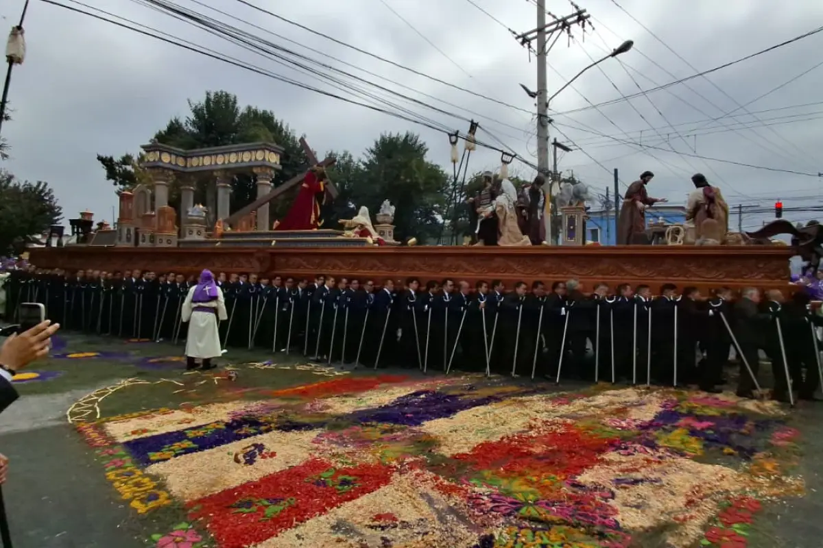 Jesús Nazareno del Consuelo es llevado en hombros por 120 feligreses., Alex Meoño