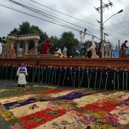 Jesús Nazareno del Consuelo es llevado en hombros por 120 feligreses. ,Alex Meoño 