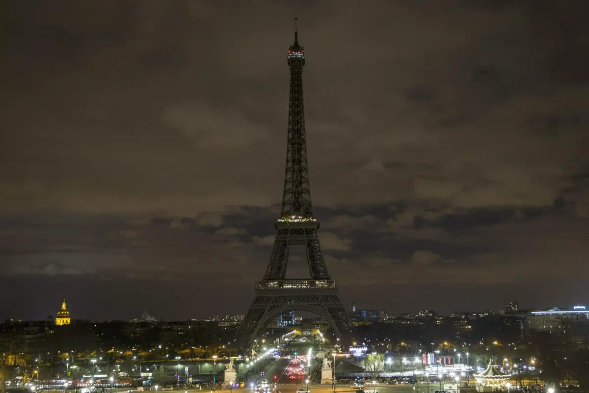 En la imagen de archivo, la Torre Eiffel durante la Hora del Planeta,  EFE/EPA/ETIENNE LAURENT
