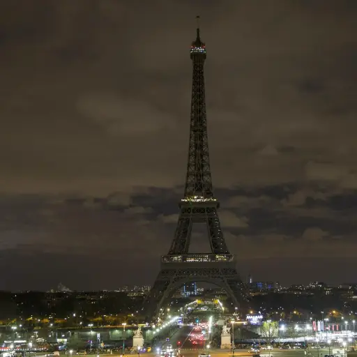 En la imagen de archivo, la Torre Eiffel durante la Hora del Planeta , EFE/EPA/ETIENNE LAURENT