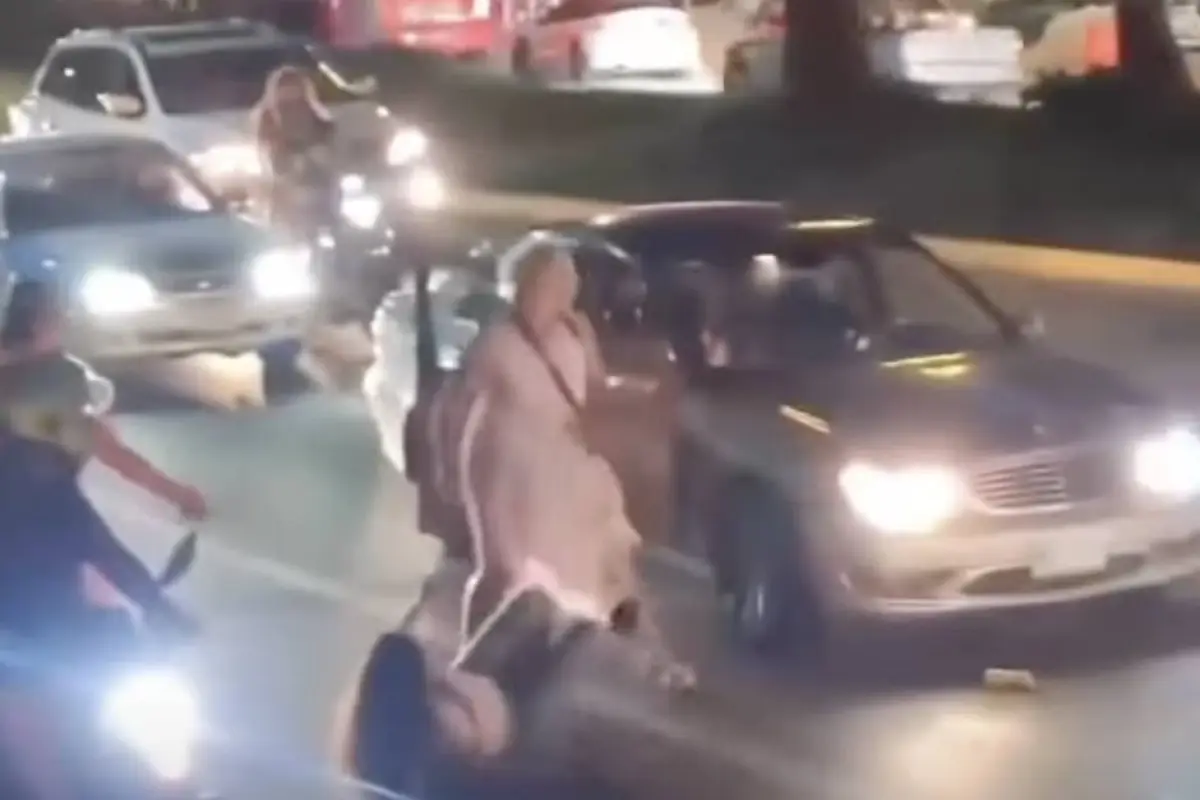 Tras verse superados, la pareja joven decidió abandonar el lugar., Captura de pantalla video de X.