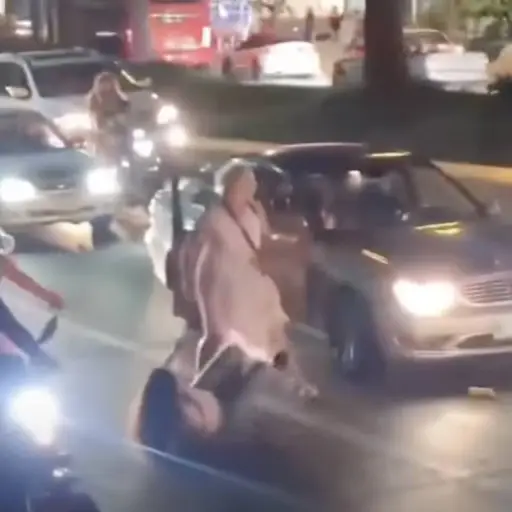 Tras verse superados, la pareja joven decidió abandonar el lugar. ,Captura de pantalla video de X.