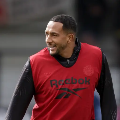 Nathaniel Méndez-Laing volvió a sumar minutos tras varios meses lesionado - MK Dons